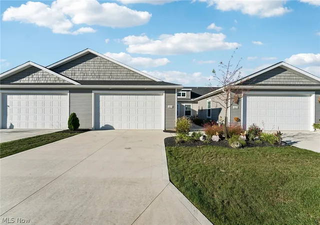 Photo 2 of Single family home for sale at 215 Silver Spring Cir, Elyria, OH 44035 | MLS# 5208356 | Listing updated on 2026-07-31