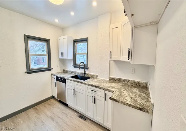Photo 3 of Single family home for sale at 320 Para Ave, Akron, OH 44305 | MLS# 5208593 | Listing updated on 2026-07-09