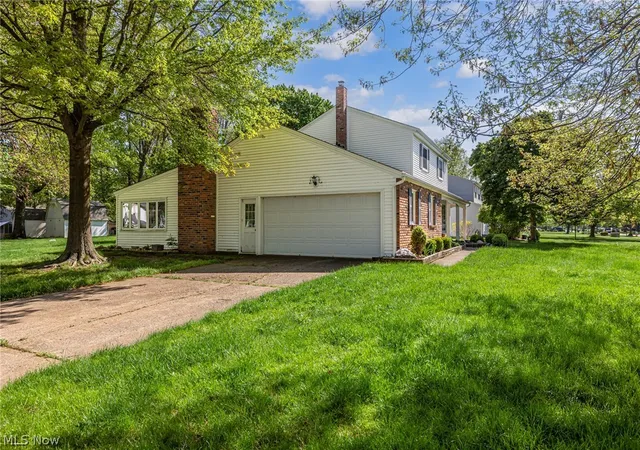 Homes for sale in Avon Lake, OH | 32696 Surrey Ln, Avon Lake, OH 44012 | MLS# 5208070