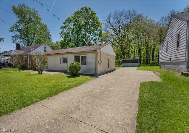3rd image of 4365 Burkey Rd, Youngstown, OH 44515 | MLS# 5206359