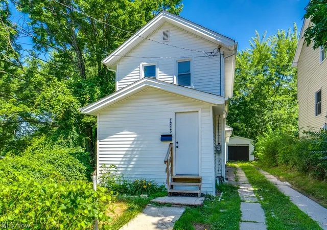 1st image of 1213 Smithfarm Ave, Akron, OH 44305 | MLS# 5207948
