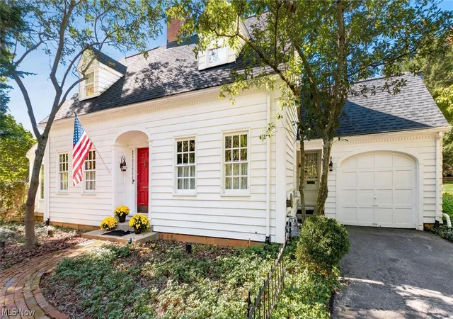 Photo 3 of Sale Pending at 2751 E Ridgewood Cir, Zanesville, OH 43701 | MLS# 5208945 | Listing updated on 2026-08-18