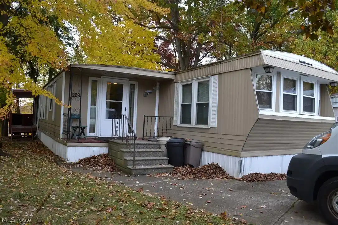 Single family home for sale at 229 Lake Shore Ter, Warren, OH 44481 | MLS# 5202510