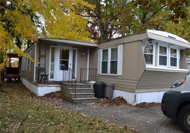 1st image of 229 Lake Shore Ter, Warren, OH 44481 | MLS# 5202510
