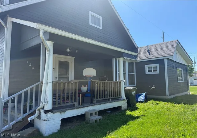 Homes for sale in Uhrichsville, OH | 128 W 8th St, Uhrichsville, OH 44683 | MLS# 5208808