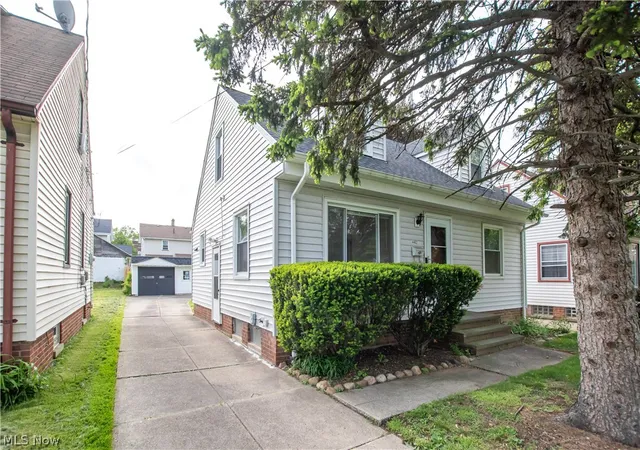 Homes for sale in Cleveland, OH | 4462 South Hills Dr, Cleveland, OH 44109 | MLS# 5208440