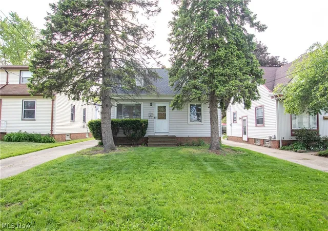 Homes for sale in Cleveland, OH | 4462 South Hills Dr, Cleveland, OH 44109 | MLS# 5208440