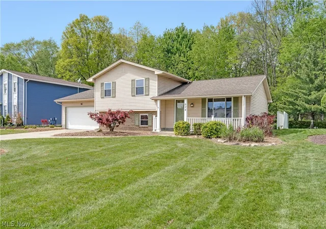 3rd image of 624 Angiline Dr, Youngstown, OH 44512 | MLS# 5209641