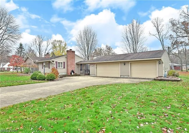 Photo 2 of Single family home for sale at 735 Brookfield Ave, Youngstown, OH 44512 | MLS# 5210140 | Listing updated on 2026-09-21