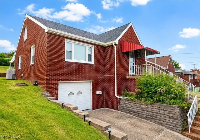 Homes for sale in Weirton, WV | 137 Oak St, Weirton, WV 26062 | MLS# 5197625