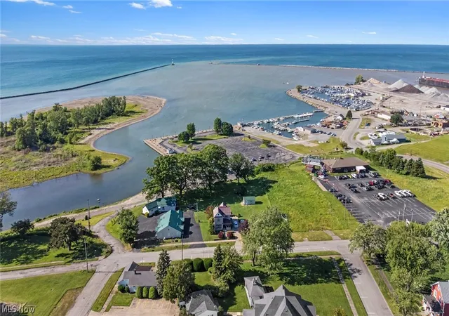 Listing Photo 2 - Condo for sale in building located at 298 Park Ave, Conneaut, OH 44030 - Unit #