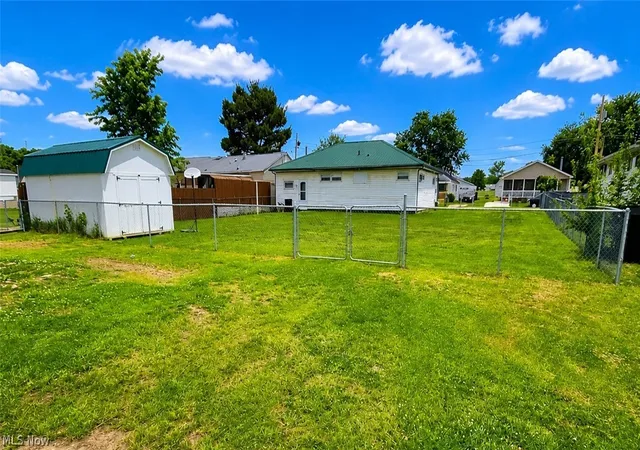 Homes for sale in Parkersburg, WV | 2411 Fairfax St, Parkersburg, WV 26101 | MLS# 5209534