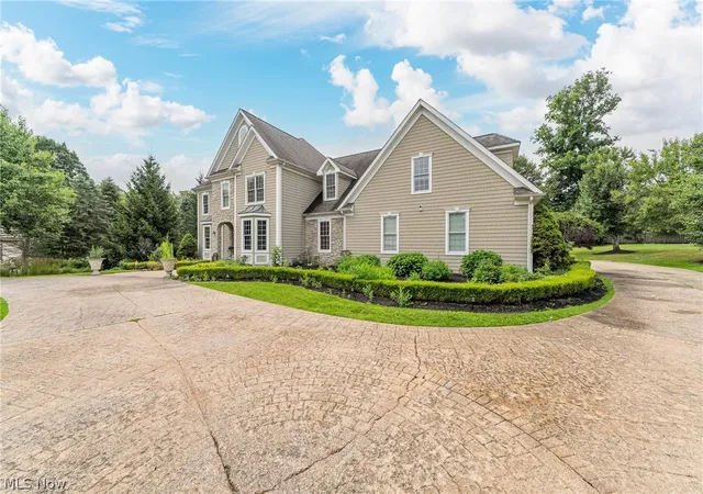 2nd image of 915 Creek View Dr, Aurora, OH 44202 | MLS# 5210549