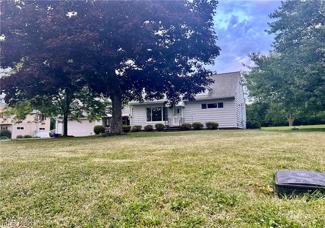 3rd image of 10481 Briar Hill Dr, Willoughby, OH 44094 | MLS# 5210672