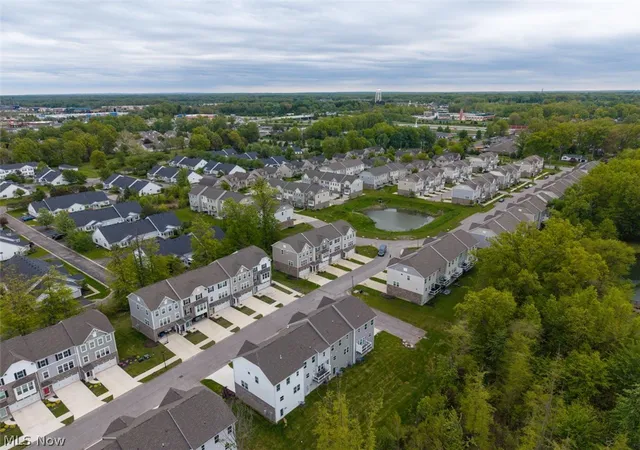 Listing Photo 2 - Condo for sale in building located at 1423 Chateau Pl, Avon, OH 44011 - Unit #