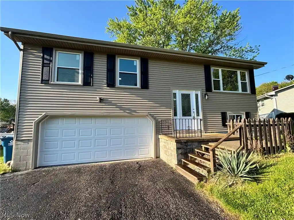 Single family home for sale at 663 Meadowland Dr, Hubbard, OH 44425 | MLS# 5210873