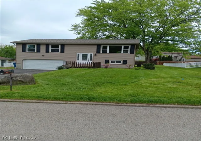 Photo 3 of Single family home for sale at 663 Meadowland Dr, Hubbard, OH 44425 | MLS# 5210873 | Listing updated on 2026-10-06