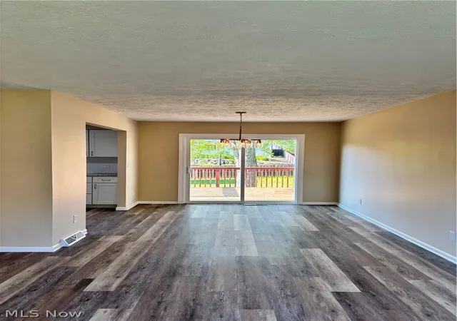 Photo 4 of Single family home for sale at 663 Meadowland Dr, Hubbard, OH 44425 | MLS# 5210873 | Listing updated on 2026-10-06