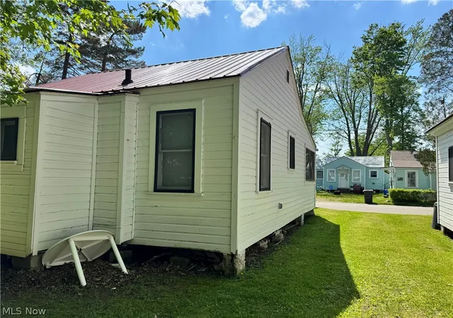 Listing Photo 2 - Condo for sale in building located at 4970 & 4966 Presidential Ave, Geneva, OH 44041 - Unit #