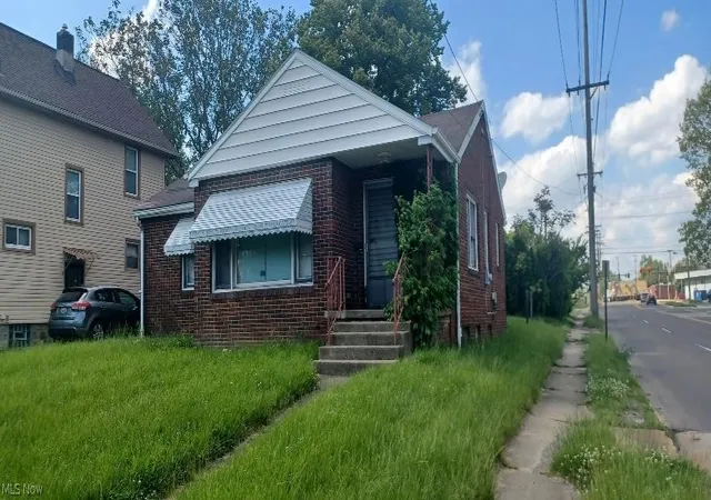 Photo 2 of Sale Pending at 902 Alameda Ave, Youngstown, OH 44510 | MLS# 5211445 | Listing updated on 2026-08-24