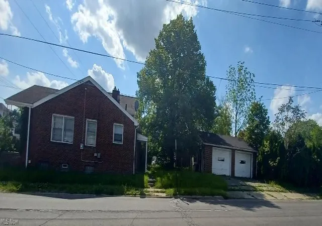 Photo 3 of Sale Pending at 902 Alameda Ave, Youngstown, OH 44510 | MLS# 5211445 | Listing updated on 2026-08-24