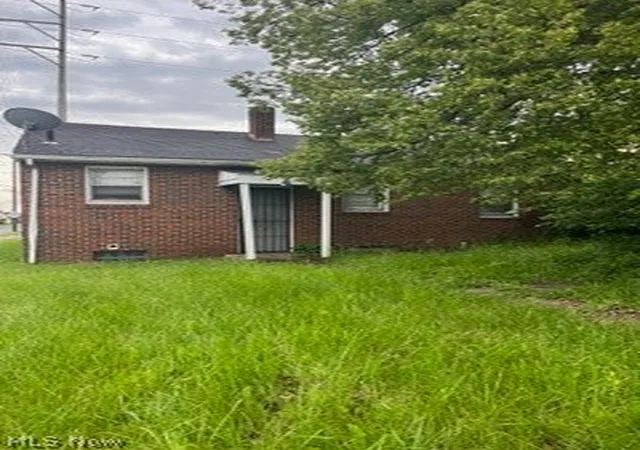 Photo 3 of Sale Pending at 902 Alameda Ave, Youngstown, OH 44510 | MLS# 5211445 | Listing updated on 2026-08-24