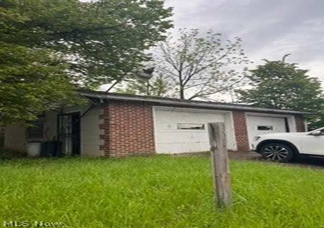 Photo 4 of Sale Pending at 902 Alameda Ave, Youngstown, OH 44510 | MLS# 5211445 | Listing updated on 2026-08-24