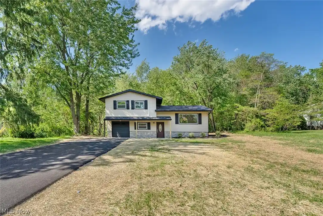 Single family home for sale at 6967 Tamarack Dr, Hubbard, OH 44425 | MLS# 5211532