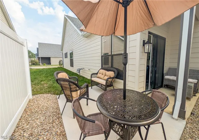 Listing Photo 2 - Condo for sale in building located at 5015 Coventry Cir, Huron, OH 44839 - Unit #