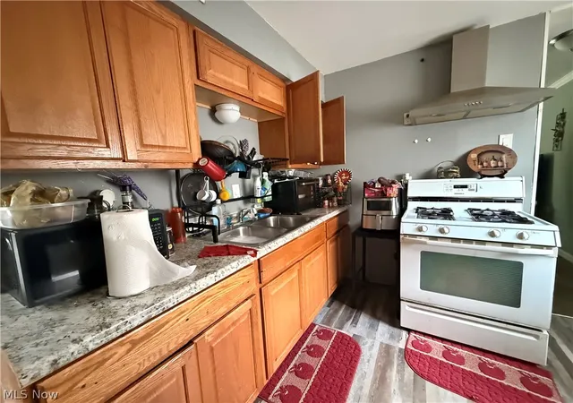 4th image of 215 Dalepark Dr, Bedford, OH 44146
