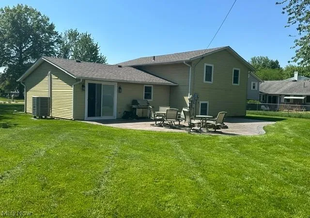 Photo 2 of Single family home for sale at 454 Oaknoll Dr, Amherst, OH 44001 | MLS# 5209585 | Listing updated on 2026-08-20