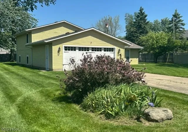 Photo 3 of Single family home for sale at 454 Oaknoll Dr, Amherst, OH 44001 | MLS# 5209585 | Listing updated on 2026-08-20