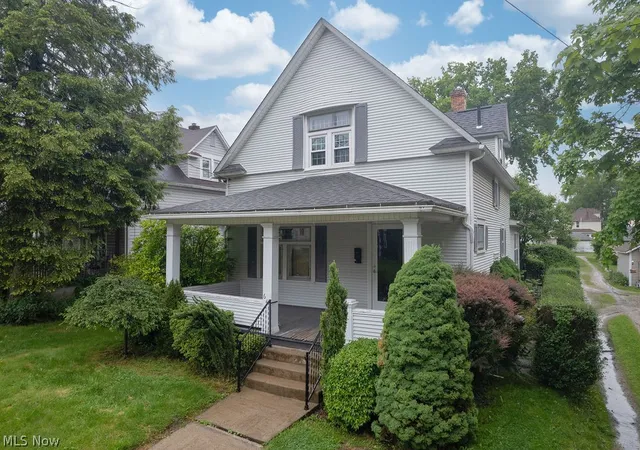 Photo 3 of Sale Pending at 645 W Summit St, Alliance, OH 44601 | MLS# 5209434 | Listing updated on 2026-07-27