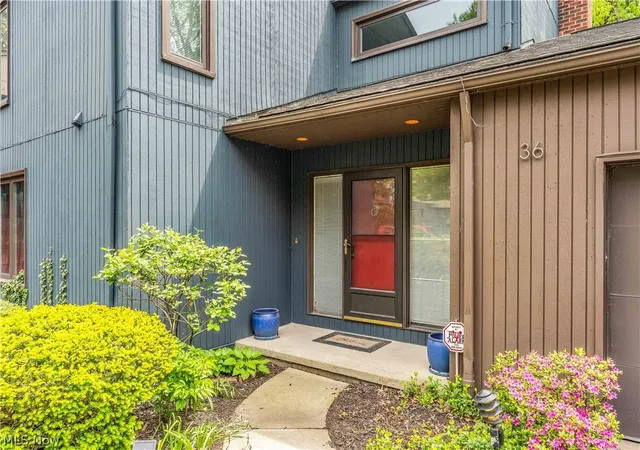 Listing Photo 3 - Condo for sale in building located at 36 Oakshore Dr, Cleveland, OH 44108