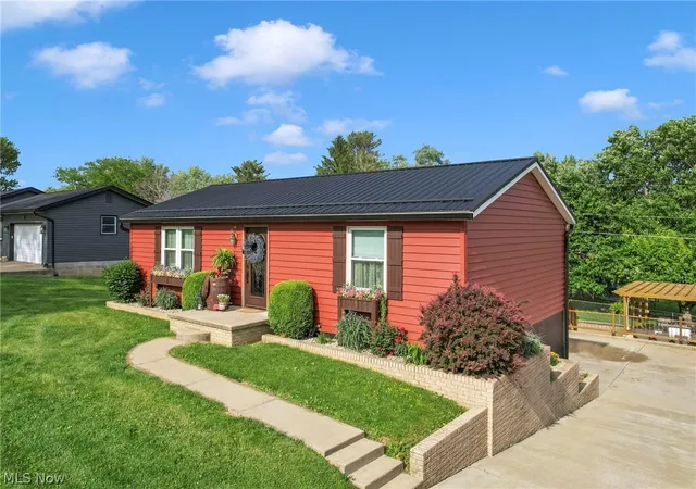 Homes for sale in Zanesville, OH | 3720 Dona Dr, Zanesville, OH 43701 | MLS# 5212355