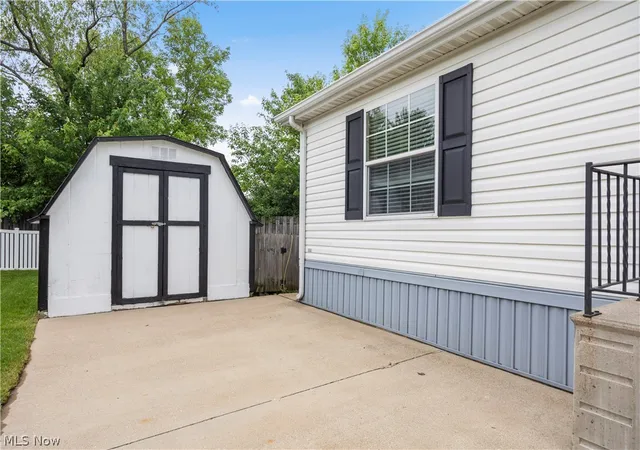 Homes for sale in Elyria, OH | 354 Pin Oak Cir, Elyria, OH 44035 | MLS# 5193045