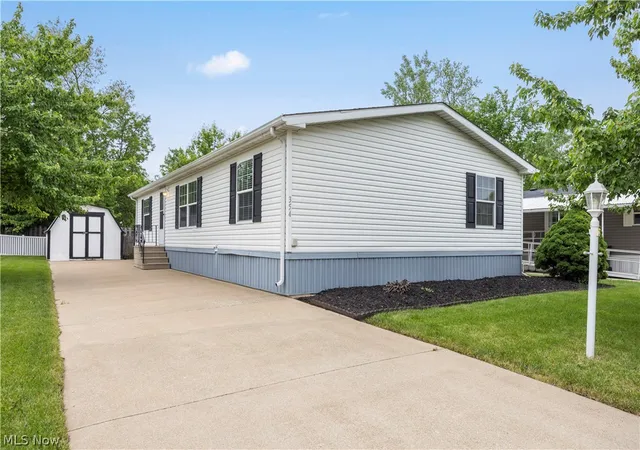 Homes for sale in Elyria, OH | 354 Pin Oak Cir, Elyria, OH 44035 | MLS# 5193045