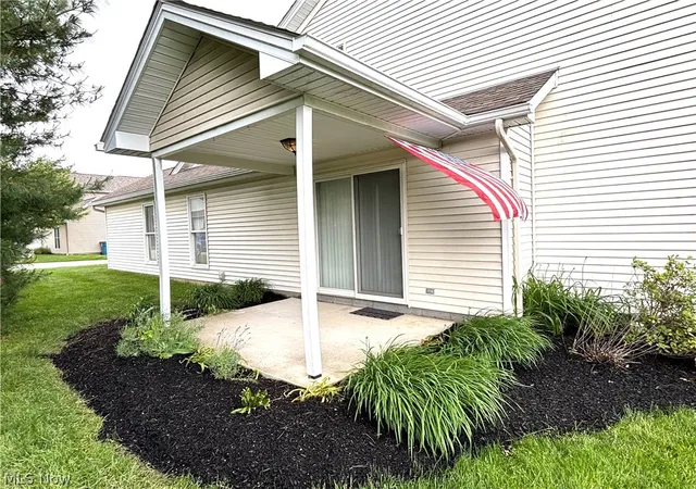 Listing Photo 4 - Condo for sale in building located at 12 Cambridge Gln, Columbiana, OH 44408
