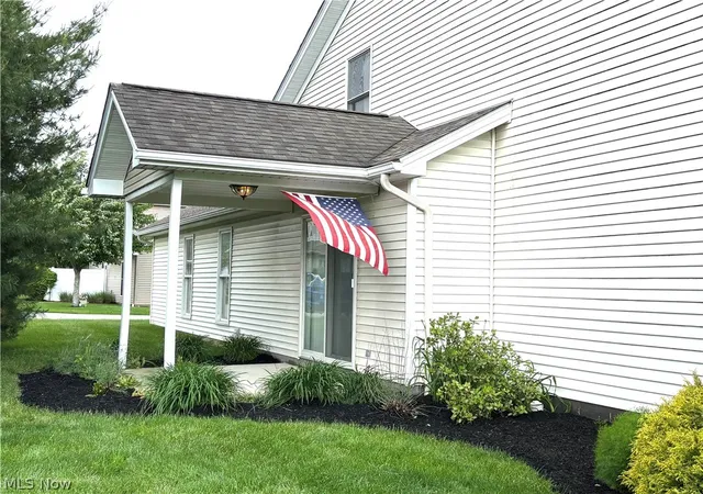 Listing Photo 5 - Condo for sale in building located at 12 Cambridge Gln, Columbiana, OH 44408