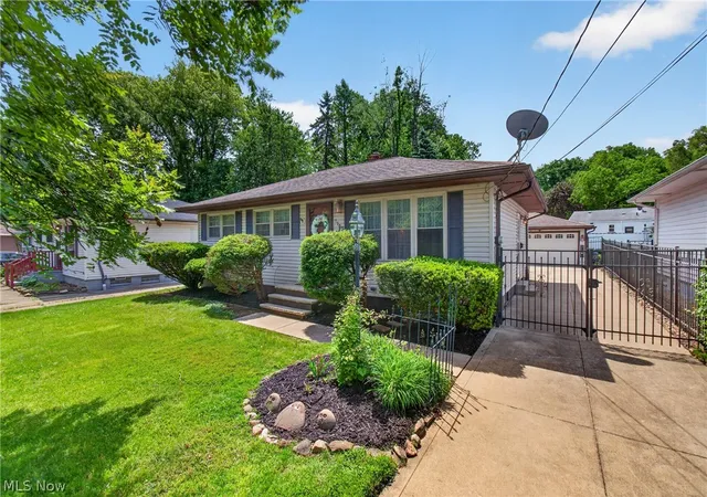 Homes for sale in Cleveland, OH | 1105 Birch Ln, Cleveland, OH 44109 | MLS# 5213354