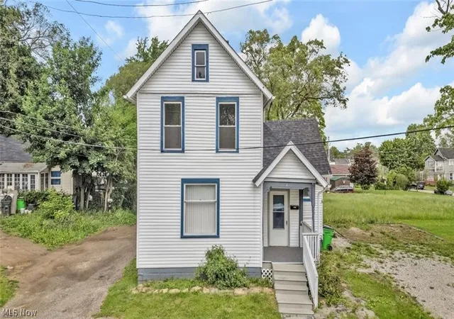 Homes for sale in Alliance, OH | 452 E Summit St, Alliance, OH 44601 | MLS# 5213638