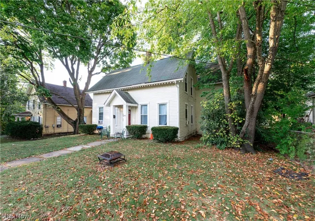 Homes for sale in Ravenna, OH | 242 W Highland Ave, Ravenna, OH 44266 | MLS# 5213026