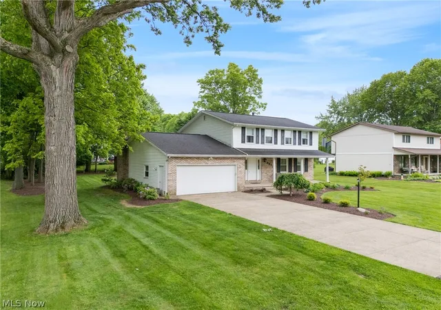 Photo 2 of Single family home for sale at 9572 Beryl St Nw, Massillon, OH 44646 | MLS# 5213582 | Listing updated on 2026-09-01