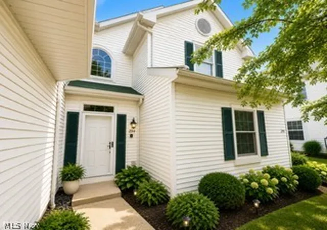 Homes for sale in North Olmsted, OH | 244 Vista Cir #15B, North Olmsted, OH 44070 | MLS# 5213408