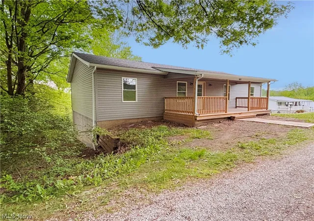 Photo 2 of Sale Pending at 255 Sunview Ln, Follansbee, WV 26037 | MLS# 5214031 | Listing updated on 2026-08-19