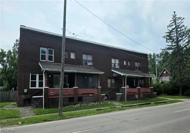 Listing Photo 3 - Condo for sale in building located at 2217 Oakwood Ave, Youngstown, OH 44509