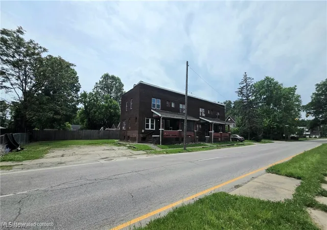Listing Photo 4 - Condo for sale in building located at 2217 Oakwood Ave, Youngstown, OH 44509