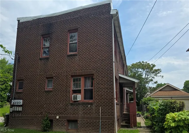 Listing Photo 5 - Condo for sale in building located at 2217 Oakwood Ave, Youngstown, OH 44509
