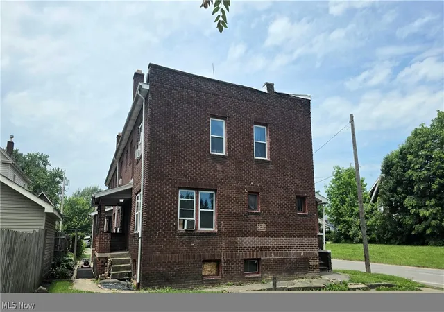 Listing Photo 2 - Condo for sale in building located at 2217 Oakwood Ave, Youngstown, OH 44509 - Unit #