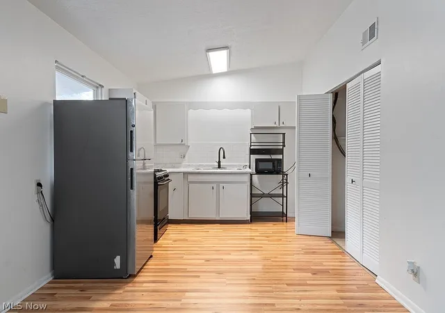 Listing Photo 5 - Condo for sale in building located at 1921 Preston Ave, Akron, OH 44305